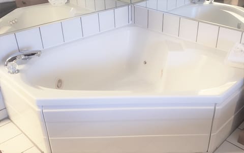 Standard Room, 1 King Bed, Non Smoking, Jetted Tub | Jetted tub