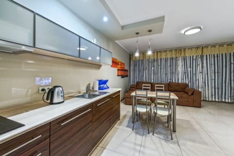 Studio (40) | Private kitchen | Fridge, stovetop, coffee/tea maker, electric kettle