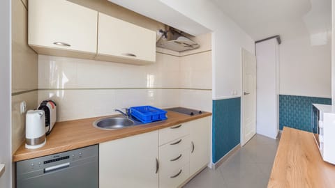 Apartment (9) | Private kitchenette | Fridge, stovetop, electric kettle, cookware/dishes/utensils