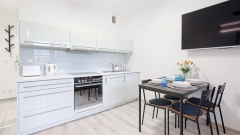 Apartament (7) | Private kitchen | Fridge, stovetop, electric kettle, cookware/dishes/utensils