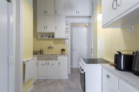 Apartment | Private kitchen | Full-size fridge, oven, stovetop, espresso maker