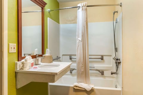 Combined shower/tub, free toiletries, towels