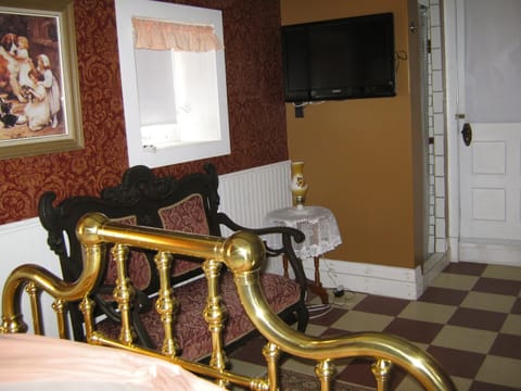 Basic Room, 1 Queen Bed | Individually decorated, individually furnished, free WiFi, bed sheets