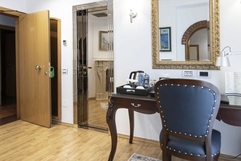 Junior Double Room | Living room | Plasma TV, heated floors