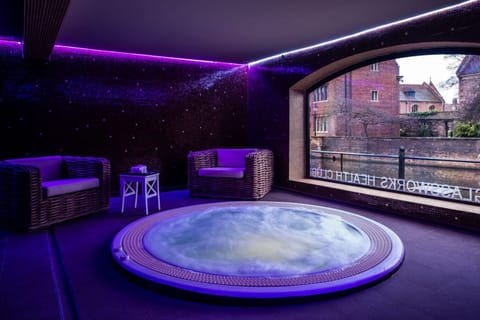 Indoor spa tub