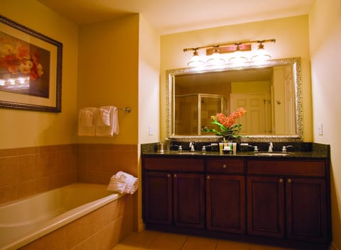 Deluxe Room, 3 Bedrooms | Bathroom | Combined shower/tub, hair dryer, towels