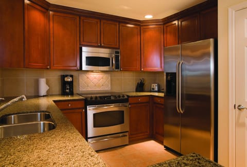 Deluxe Room, 3 Bedrooms | Private kitchen | Full-size fridge, microwave, oven, stovetop