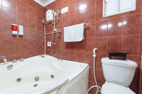 Premium Room | Bathroom | Shower, free toiletries, towels