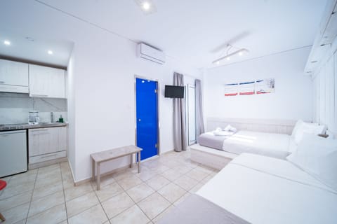 Deluxe Triple Room, Multiple Beds, Patio | Blackout drapes, iron/ironing board, free WiFi, bed sheets