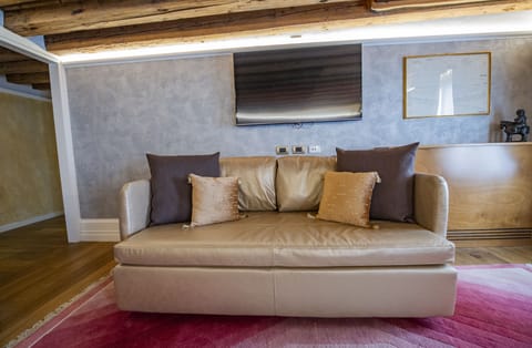 Deluxe Double Room, 1 King Bed with Sofa bed, Canal View (San Salvador) | Premium bedding, down comforters, pillowtop beds, minibar