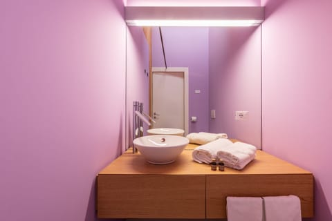 Elite Suite (Wellness) | Bathroom | Shower, free toiletries, hair dryer, bathrobes