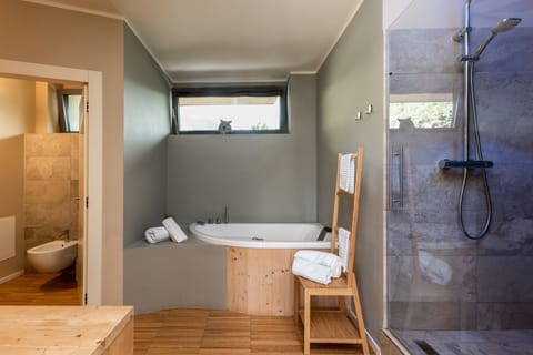 Junior Suite (Dolce Mela) | Bathroom | Shower, free toiletries, hair dryer, bathrobes