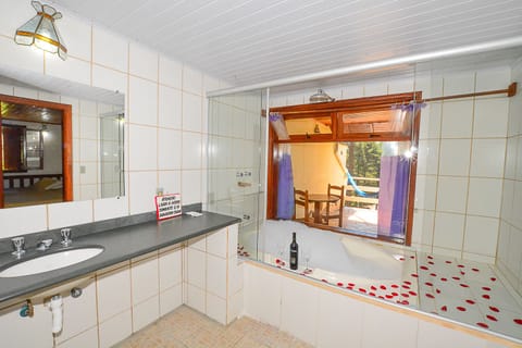 Chalet, Bathtub (Arara - 04 adults) | Bathroom | Free toiletries, hair dryer, towels