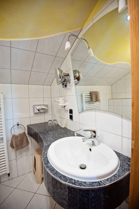 Double Room, Non Smoking | Bathroom sink