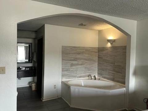 Studio Suite, 1 King Bed, Non Smoking, Jetted Tub | Bathroom | Combined shower/tub, rainfall showerhead, free toiletries, hair dryer