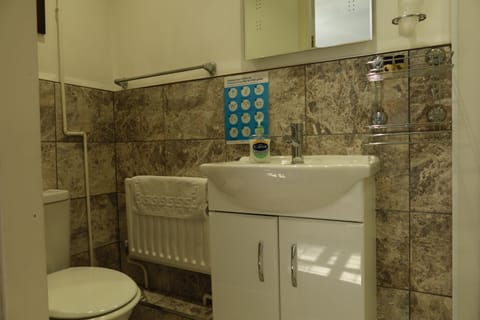 Double or Twin Room, Ensuite | Bathroom | Free toiletries