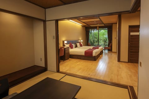 Junior Suite with Garden (With bath) Non Smoking | In-room safe, desk, free WiFi, bed sheets