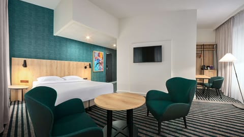 Premium bedding, in-room safe, desk, laptop workspace