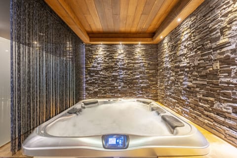 Indoor spa tub