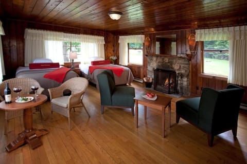 Roosevelt Fireplace Cabins | Living room