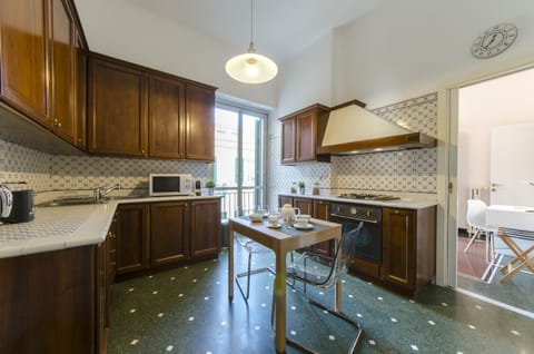 Apartment (4 Bedrooms) | Private kitchen | Fridge, microwave, oven, stovetop