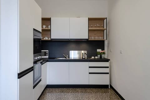 Apartment (3 Bedrooms) | Private kitchen | Fridge, microwave, oven, dishwasher