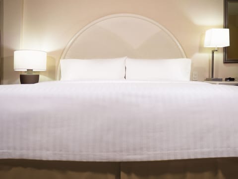 Standard Room, 1 King Bed | In-room safe, desk, iron/ironing board, free WiFi