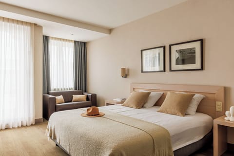 Junior Suite | Down comforters, minibar, in-room safe, individually furnished