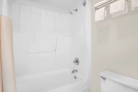 Combined shower/tub, towels