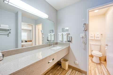 Family Room | Bathroom | Free toiletries, hair dryer, towels, soap