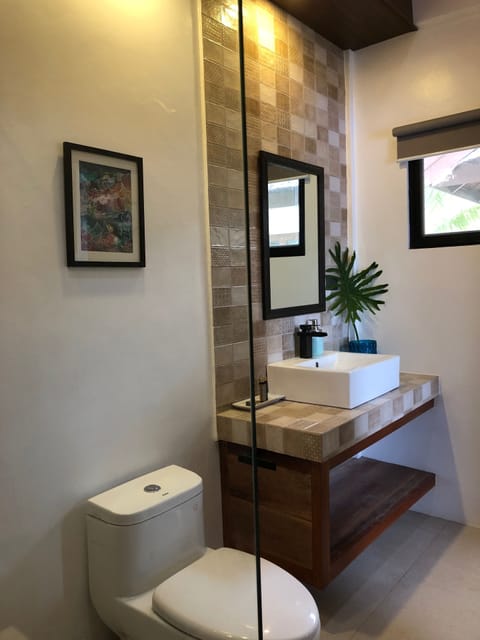 Superior Studio | Bathroom | Shower, free toiletries, hair dryer, bidet