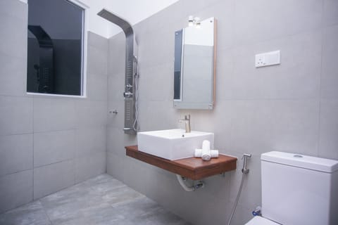 Panoramic Double Room | Bathroom | Shower, hair dryer, towels