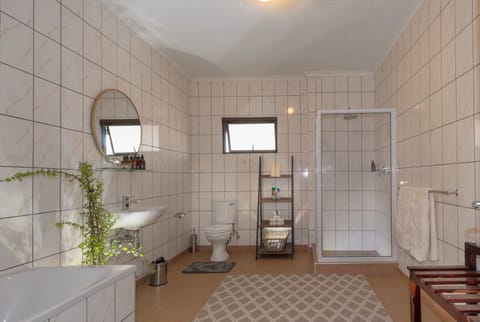 Family House | Bathroom | Shower, rainfall showerhead, free toiletries, hair dryer