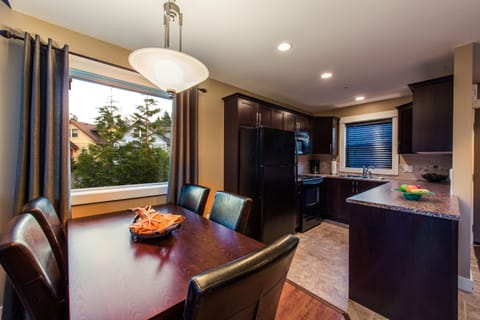 Dogwood | Private kitchen | Full-size fridge, microwave, oven, dishwasher