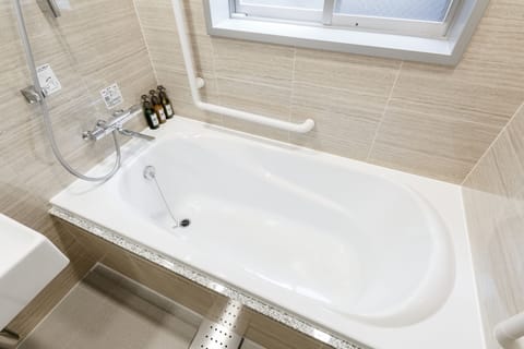 Superior Twin Room | Bathroom | Combined shower/tub, free toiletries, hair dryer, slippers