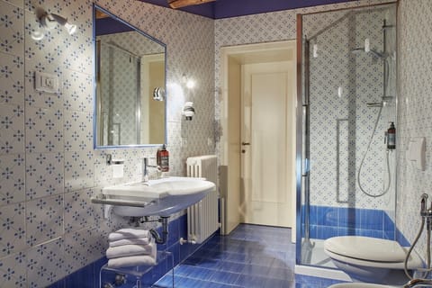 Superior Room | Bathroom | Free toiletries, hair dryer, bidet, towels