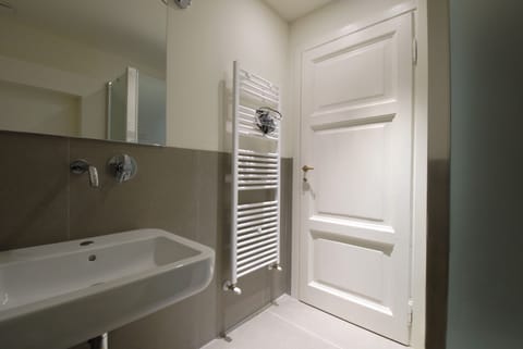 Double Room | Bathroom | Shower, free toiletries, bidet, towels