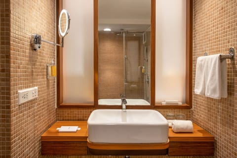 Deluxe Room | Bathroom | Shower, free toiletries, slippers, towels