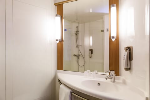 Room, 1 Double Bed | Bathroom | Shower, eco-friendly toiletries, hair dryer, towels