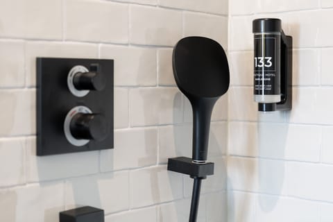 Shower, rainfall showerhead, free toiletries, towels