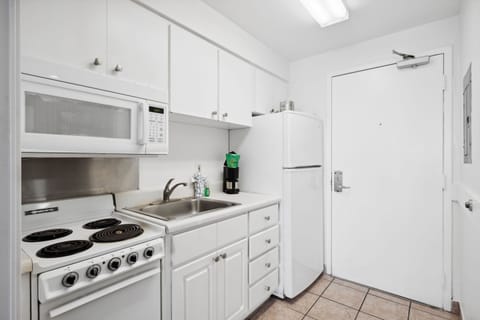 Suite (Ocean/Gulf View) | Private kitchen | Mini-fridge, microwave, coffee/tea maker