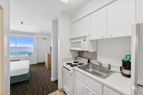 Deluxe Suite (Ocean/Gulf View) | Private kitchen | Mini-fridge, microwave, coffee/tea maker