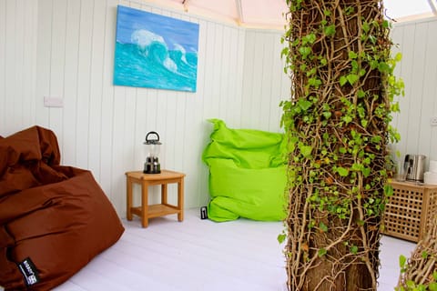 Treehouse | Free WiFi, bed sheets