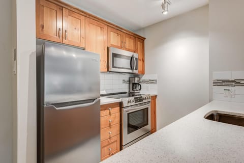 Suite, 1 Bedroom, Accessible, Kitchen | Private kitchen | Full-size fridge, microwave, oven, stovetop