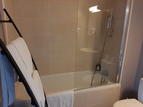 Twin Room | Bathroom | Free toiletries, hair dryer, towels