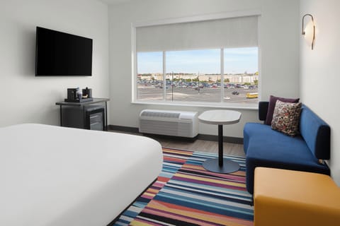 aloft, Room, 1 King Bed | Desk, laptop workspace, iron/ironing board, free WiFi