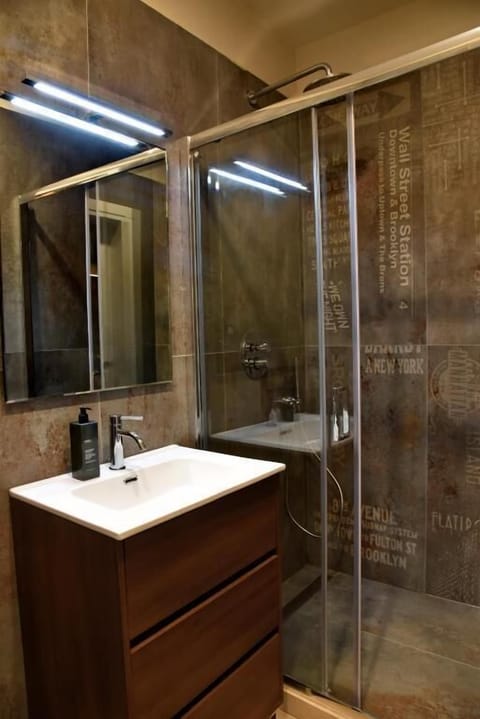 Deluxe Room | Bathroom | Free toiletries, hair dryer, bidet, towels