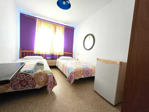 City Twin Room, Shared Bathroom | Desk, blackout drapes, WiFi, bed sheets