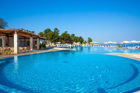 Seasonal outdoor pool, pool umbrellas, sun loungers