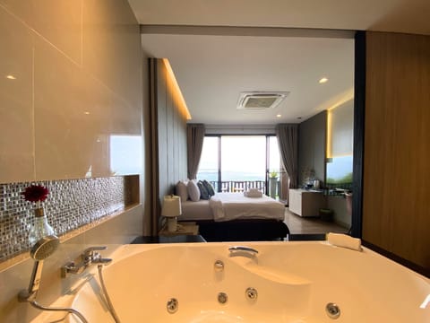 Honeymoon Jacuzzi | Minibar, desk, free WiFi, bed sheets